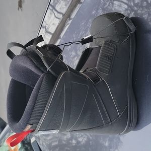 SNOWBOARD BOOTS SIZE 9